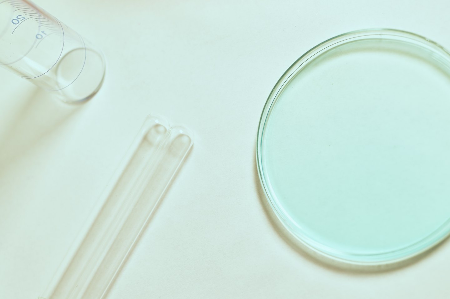 Recipientes de laboratorio con un líquido azul claro.