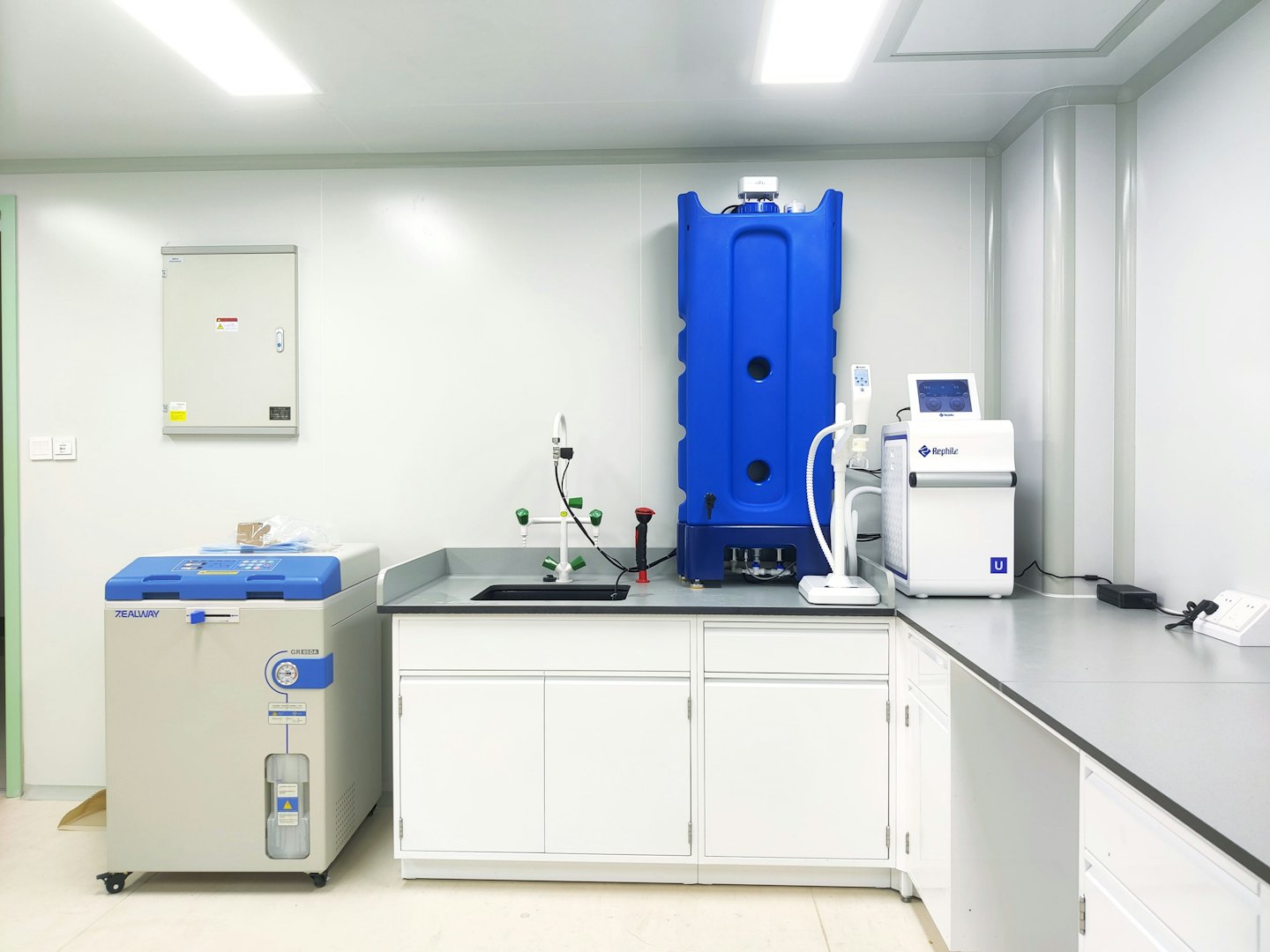 Equipo de laboratorio moderno con autoclave y tanque de nitrógeno líquido.